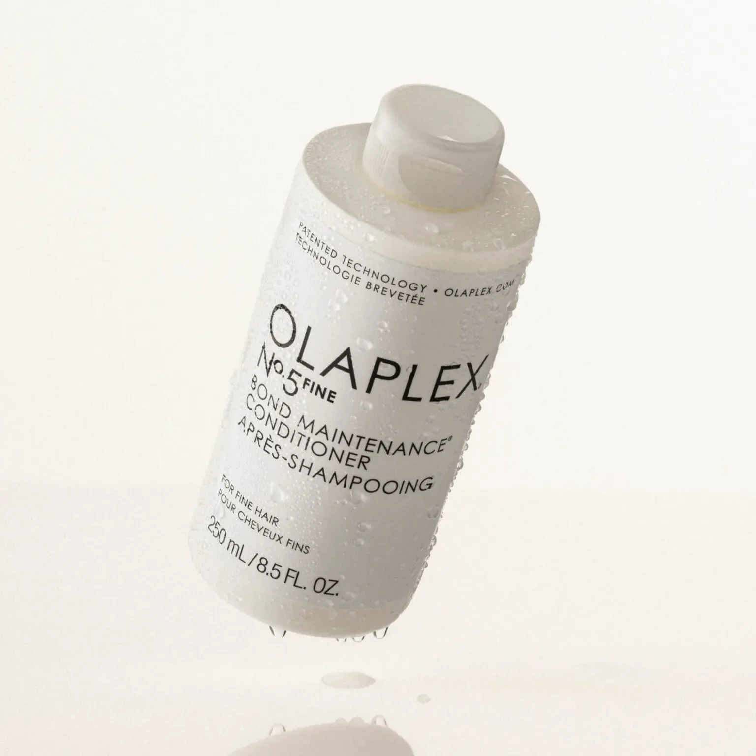 Olaplex Nº5 Fine Conditioner con gotas de agua, representando hidratación y ligereza.