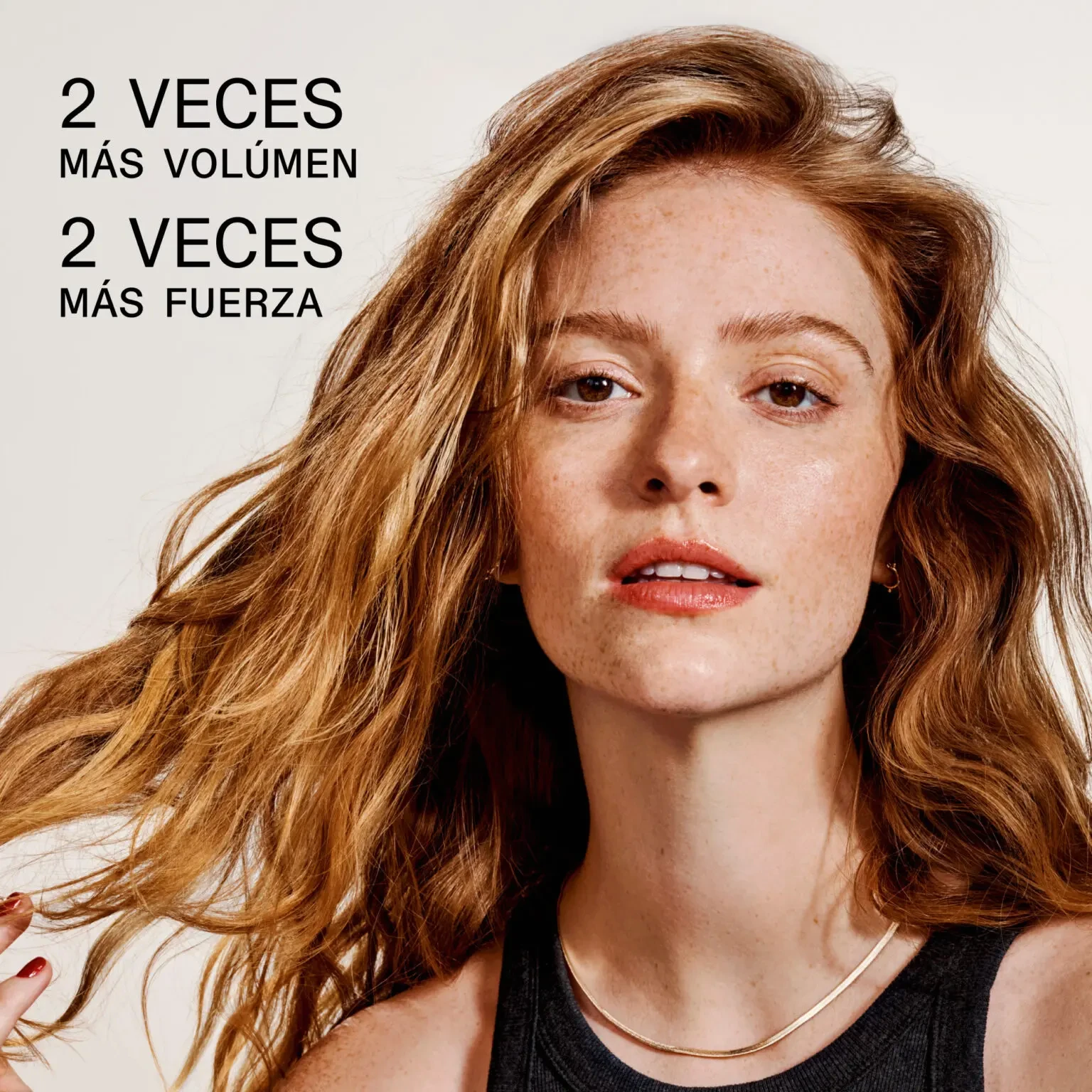 Modelo destacando los resultados de volumen y fuerza obtenidos con Olaplex Nº5 Fine.